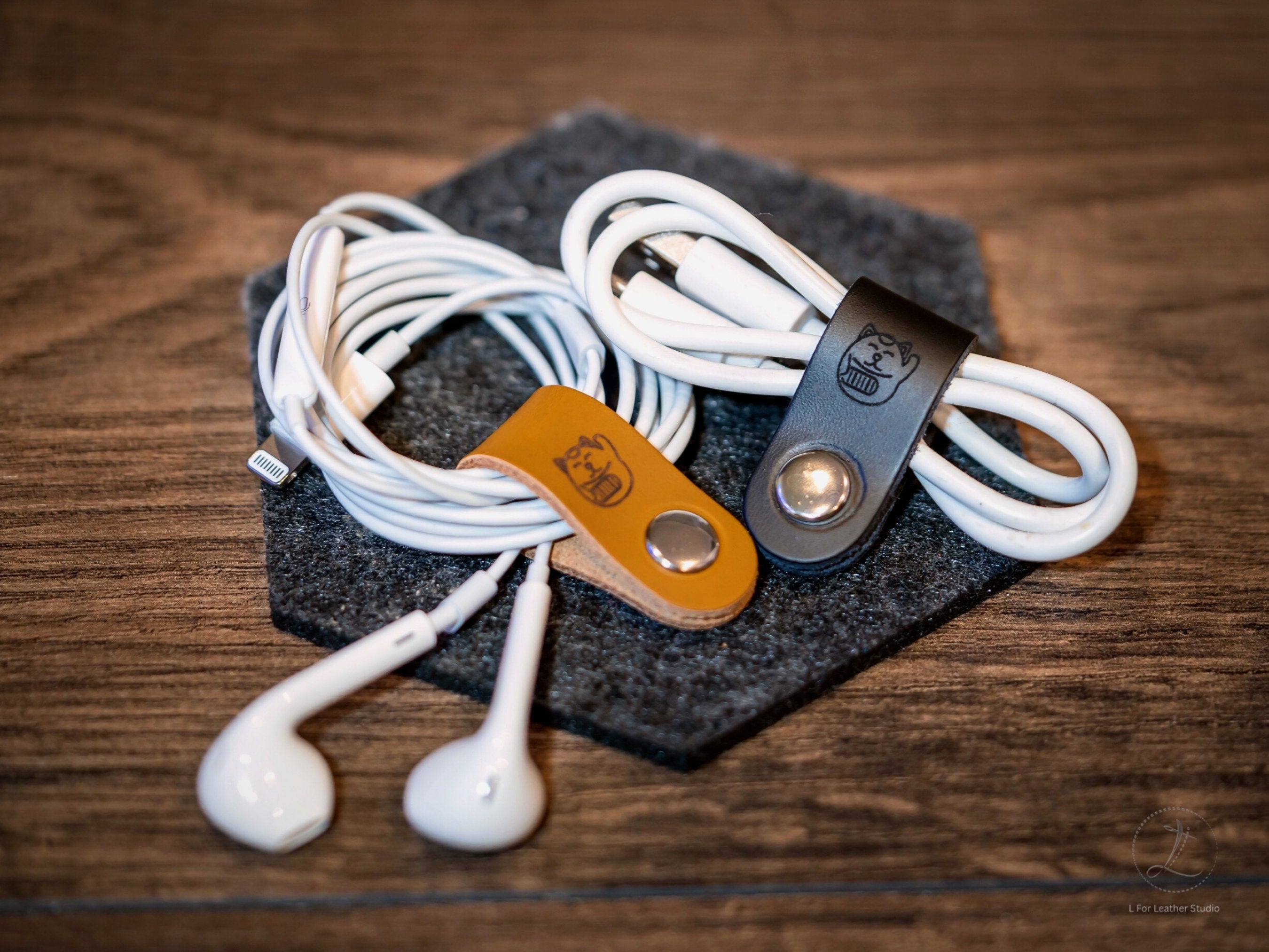 https://www.sarapnow.com/cdn/shop/files/l-for-leather-studio-home-lifestyle-teeny-fortune-cat-cord-wrap-personalized-cord-organizer-minimalistic-birthday-anniversary-gift-edc-for-him-her-vintage-cowhide-holder-3045453781410.jpg?v=1687364172&width=2700